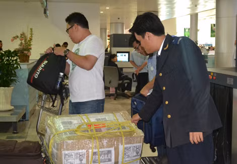 Cán bộ Hải quan luôn cảnh giác, mưu trí phòng chống việc vận chuyển trái phép các mặt hàng cấm qua đường hàng không.