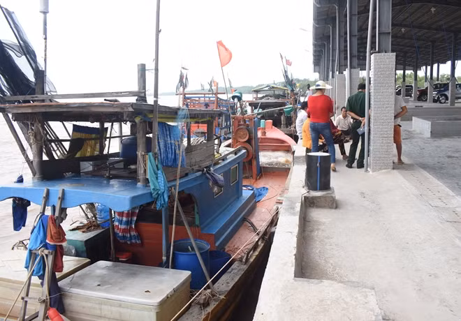 Tàu cá của ngư dân vào Bến cá Mỏ Ó.