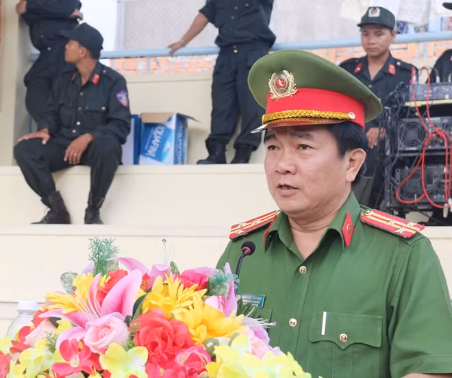 Thượng tá Nguyễn Tấn Phúc, Trung đoàn trưởng Trung đoàn CSCĐ Tây Nam Bộ, tiếp thu ý kiến chỉ đạo.