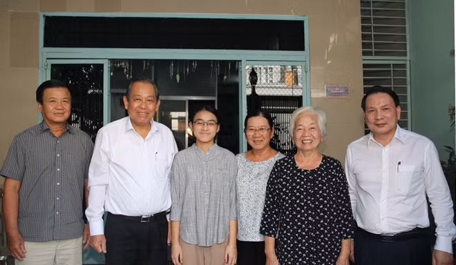 Phó Thủ tướng Thường trực Trương Hòa Bình, cùng đoàn công tác và gia đình bà Lê Thị Hạnh – vợ Nhà văn liệt sĩ Lê Vĩnh Hòa.