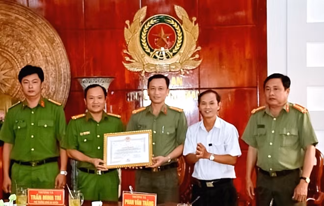 Chủ tịch UBND huyện Đông Hải trao giấy khen và tiền thưởng cho Công an huyện.