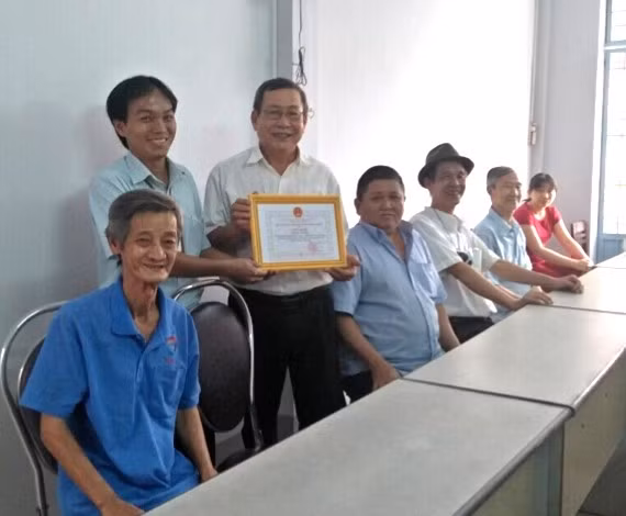 Đại diện UBND TP Sóc Trăng, tặng Giấy khen cho ông Hà Chí Quí.