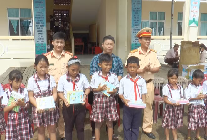 Cán bộ Phòng CSGT Công an tỉnh Bạc Liêu, tặng quà học sinh nghèo Trường Tiểu học Vĩnh Bình C, huyện Hòa Bình.