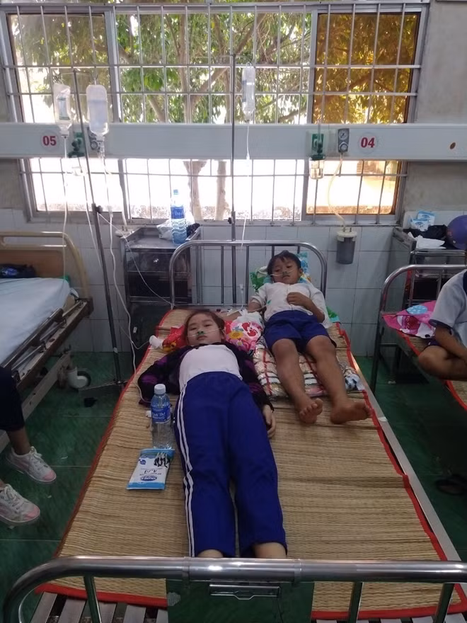 Theo chuẩn đoán của các BS, các em có thể bị ngộ độc Flour.