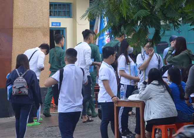Các thí sinh đến điểm thi.