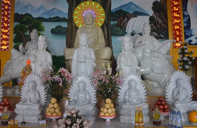Từ những pho tượng màu trắng, sau khi đưa về chùa Phước Thuận một thời gian các pho tượng đã chuyển sang những màu khác nhau.