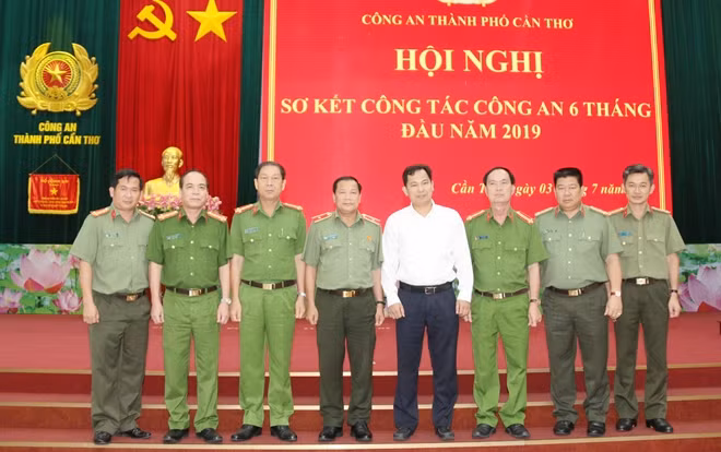Chủ tịch UBND TP Cần Thơ cùng Ban Giám đốc Công an thành phố.