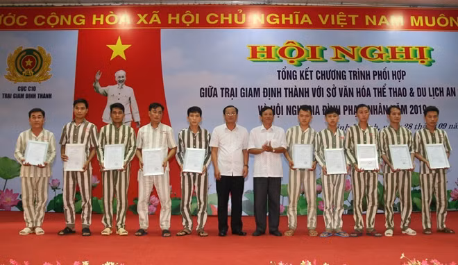 Đại diện các cơ quan, ban ngành tỉnh An Giang, khen thưởng các phạm nhân tiến bộ.