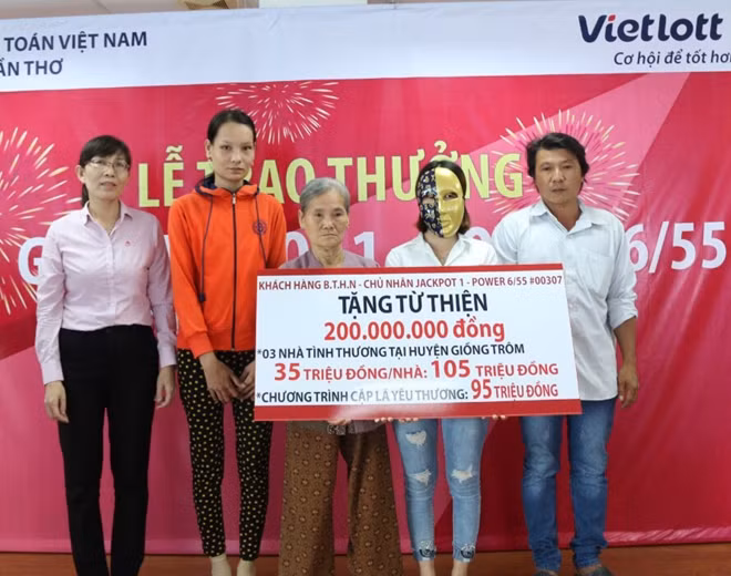 Chị N. tặng quà những gia đình khó khăn tại địa phương.