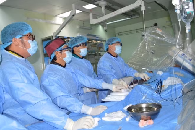 Các BS đang thực hiện kỹ thuật khoan mảng vữa động mạch cho bệnh nhân Đảm.