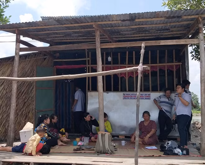 Ngôi nhà tranh của gia đình ông Bi được dựng nhờ trên phần đất của người thân.