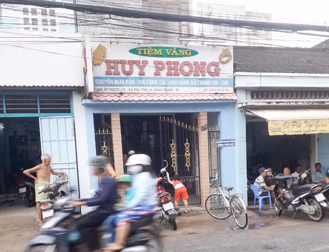 Tiệm vàng Huy Phong nghi bị trộm đột nhập.