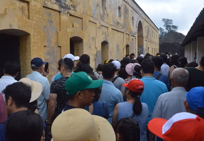 Du khách tham quan hệ thống Nhà tù Côn Đảo – Di tích Quốc gia đặc biệt trong những ngày tháng Tư lịch sử.