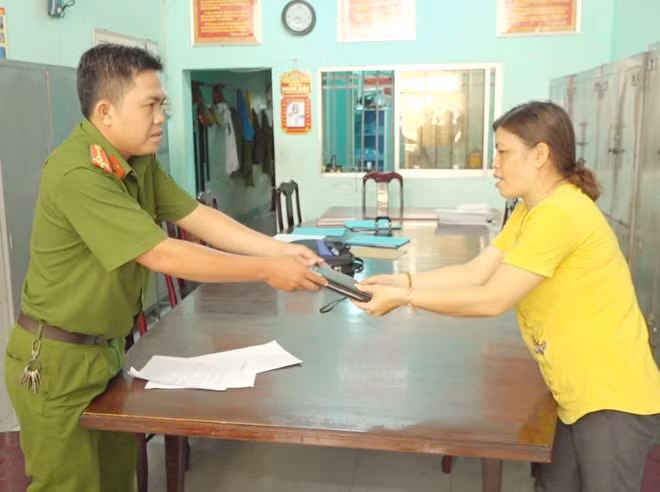Công an phường 5 (TP Cà Mau), trả lại tài cho chị Thắm bị đánh rơi.