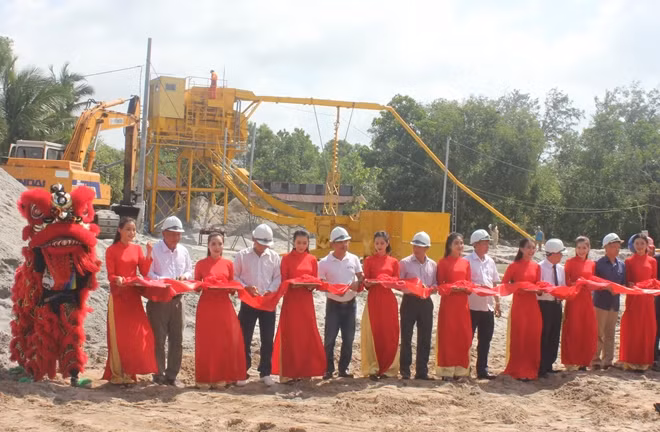 Các đại biểu cắt băng khánh thành nhà máy chế biến cát biển thành cát xây dựng đạt tiêu chuẩn Việt Nam tại Phú Quốc (Kiên Giang).