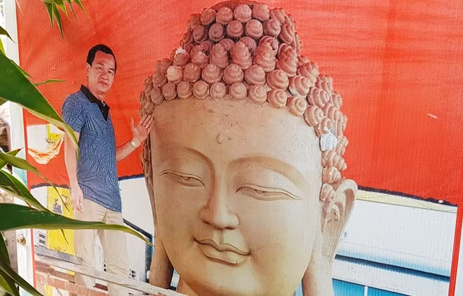Ông Thái Tuấn, bên hình tượng Phật Dược sư.