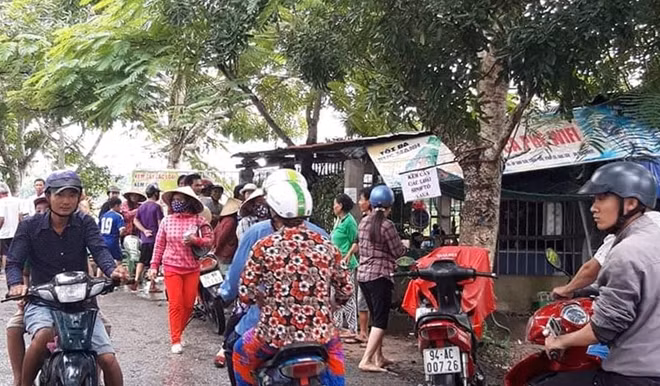 Nhiều người đến chia buồn với gia đình chị Riêng.