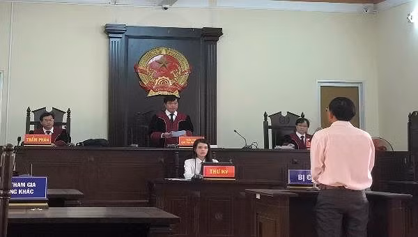 Ông Thịnh (đứng), tại phiên tòa.
