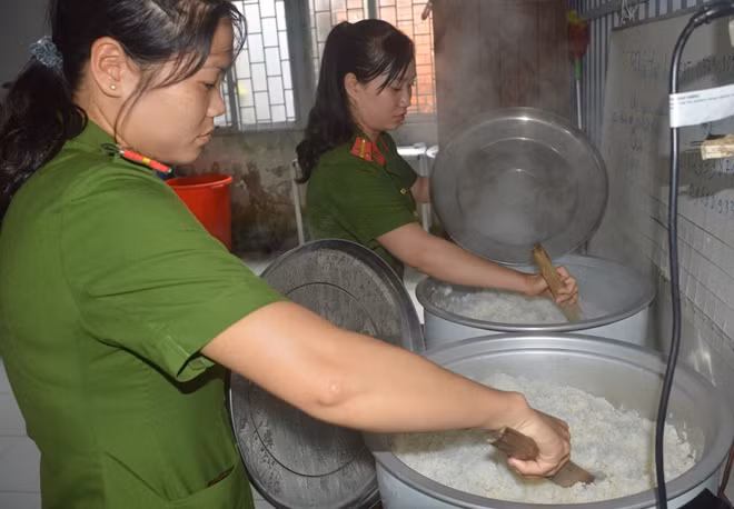 CBCS Công an huyện Mỹ Tú (Sóc Trăng) nấu cơm phục vụ thí sinh.