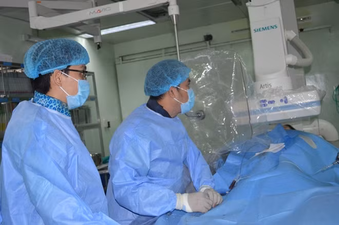 Các BS đang thực hiện kỹ thuật chụp số xóa nền (DSA) và nút mạch điều trị u xơ tử cung cho bệnh nhân E.