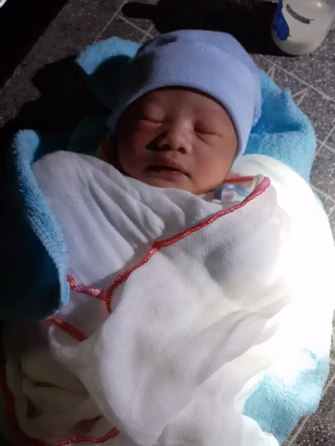 Bé trai sơ sinh bị bỏ rơi may mắn được người dân phát hiện.