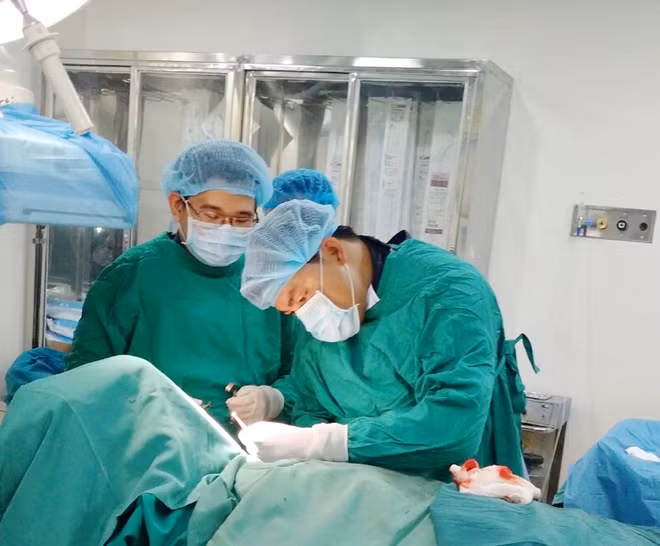 Các BS đang phẫu thuật cho cụ Lê Văn Phú.