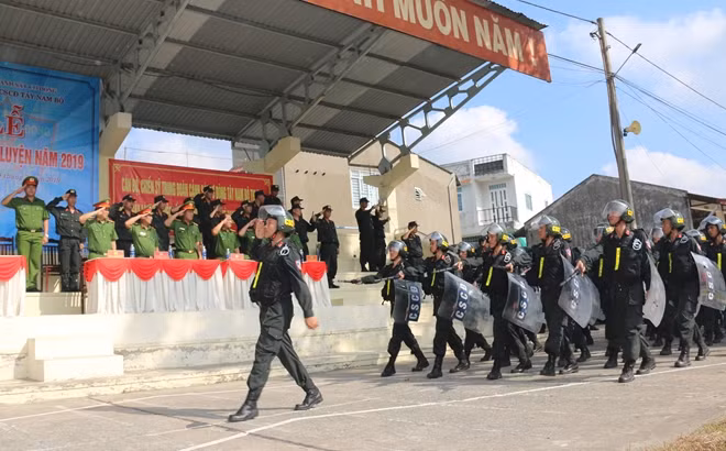 Các đơn vị thuộc Trung đoàn CSCĐ Tây Nam Bộ, duyệt đội hình qua lễ đài.
