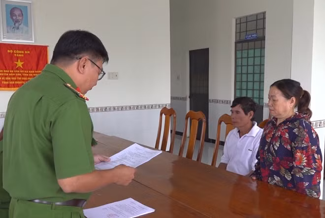 Cơ quan CSĐT tống đạt quyết định khởi tố bị can, bắt tạm giam đối với bà Ánh (bìa phải).