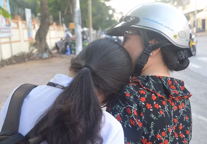 Người mẹ động viên con trước khi vào thi.