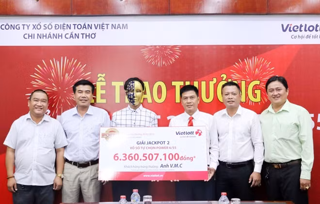 Anh C. mang mặt nạ nhận trưởng giải Jackpot 2 trị giá trên 6,3 tỉ đồng.