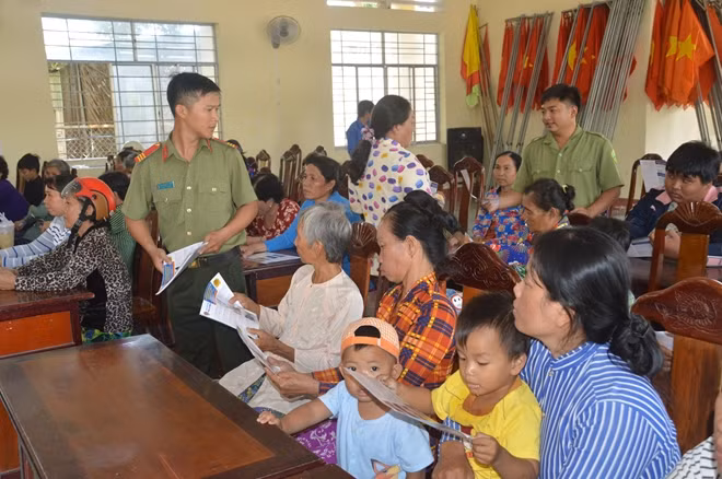 Tuổi trẻ Công an Sóc Trăng, phát tờ rơi tuyên truyền TTATGT cho bà con.