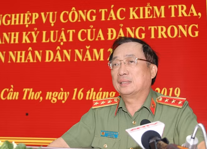 Chủ nhiệm UBKT Đảng ủy Công an Trung ương, Thứ trưởng Nguyễn Văn Thành, phát biểu chỉ đạo khai giảng lớp bồi dưỡng.