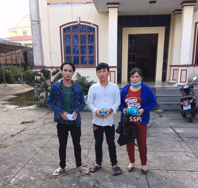 Hai anh Khang, Ca và mẹ anh Nhựt nhận tiền bồi thường.
