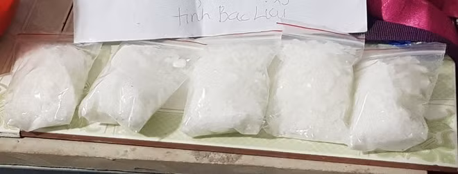Nguyễn Thị Bình cùng số ma túy đá bị phát hiện.