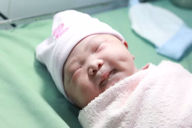 Một em bé chào đời trong giây phút đầu tiên của năm mới 2019, tại BVPS cần Thơ.