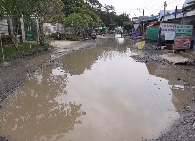 Đoạn đường 200m biến thành sông sau mỗi trận mưa.