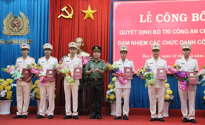 Đại tá Lê Tấn Tới, Giám đốc Công an tỉnh Bạc Liêu trao quyết định bổ nhiệm Trưởng Công an xã cho một số đồng chí.