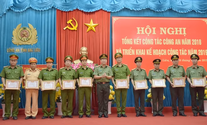 Đại tá Lê Tấn Tới, Giám đốc Công an tỉnh Bạc Liêu, tặng danh hiệu Quyết thắng cho các tập thể.