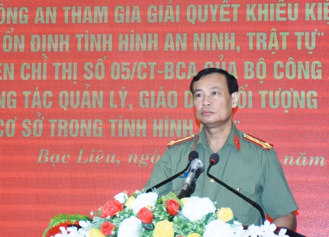 Đại tá Lê Tấn Tới, Giám đốc Công an tỉnh Bạc Liêu phát biểu tại Hội nghị.