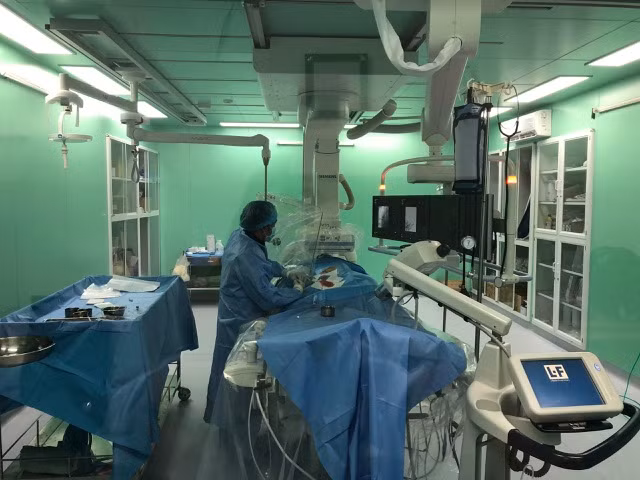 BS tiến hành can thiệp nút động mạch cầm máu cho bệnh nhân trước.