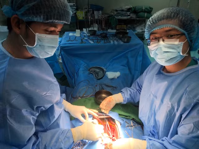Các bác sĩ đang phẫu thuật cho bệnh nhân Nhanh.