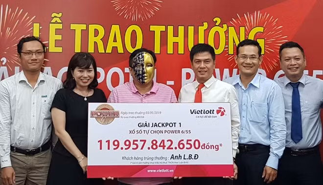 Ông Đ. mang mặt nạ để nhận giải độc đắc gần 120 tỷ đồng.
