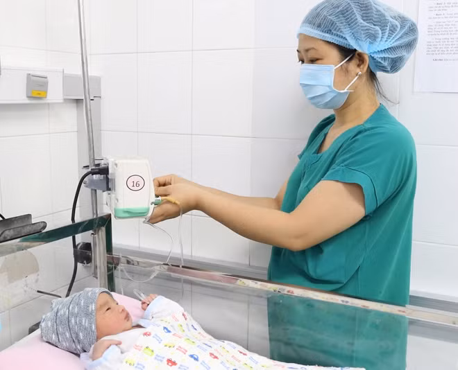 Em bé đang được chăm sóc tại BVPS Cần Thơ.