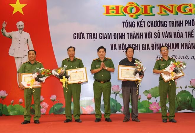 Ban Giám thị Trại giam Định Thành, tặng giấy khen của Cục cho các cá nhân tiêu biểu.
