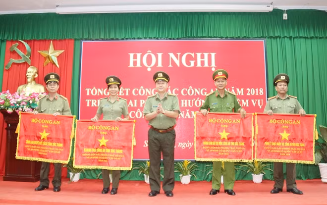 Thừa ủy quyền của Bộ Công an, Đại tá Lê Minh Quang - Giám đốc Công an tỉnh Sóc Trăng, trao Cờ thi đua cho 4 đơn vị cơ sở.