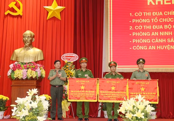 Thừa ủy quyền của Bộ Công an, Đại tá Phan Hoàng Lắm - Giám đốc Công an tỉnh Hậu Giang, trao Cờ thi đua của Bộ Công an tặng 3 đơn vị cơ sở.