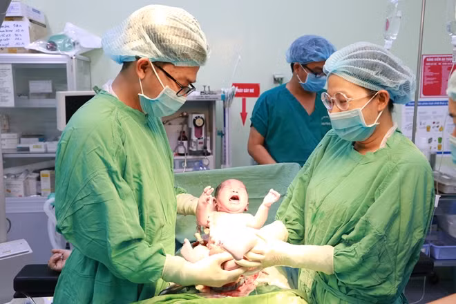 Một "thiên thần" chào đời đúng thời khắc giao thừa tại BVPS Cần Thơ.