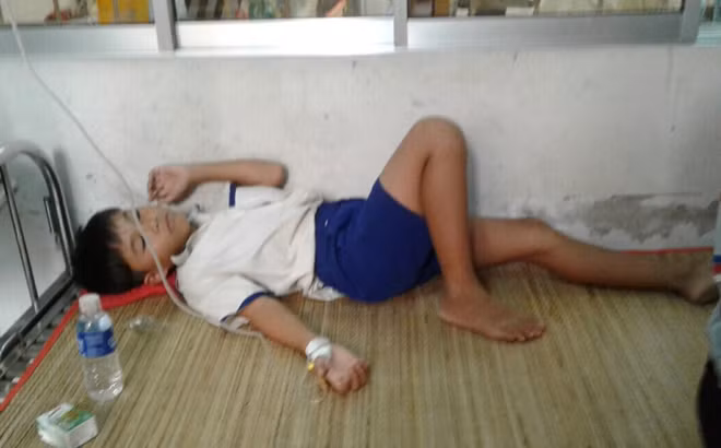 Một em học sinh được đưa đến cơ sở y tế địa phương để điều trị sau khi súc miệng bằng dung dịch fluor pha loãng.