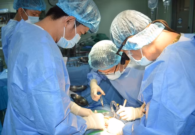 Ê kíp phẫu thuật tim BVĐKTƯ Cần Thơ đang phẫu thuật tim cho bệnh nhân D. (Việt kiều Mỹ).