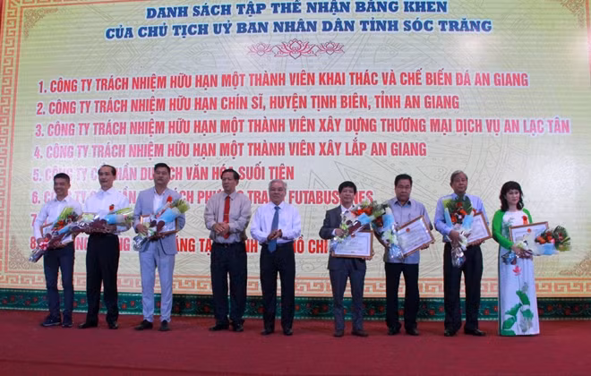 Lãnh đạo tỉnh Sóc Trăng tặng Bằng khen cho tập thể, cá nhân có thành tích xuất sắc trong thực hiện chính sách người có công.